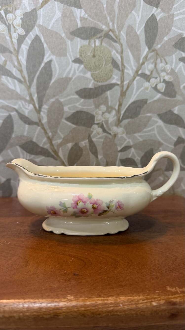 Homer Laughlin Virginia Rose JJ59 Gravy Boat Pink Floral Platinum Trim